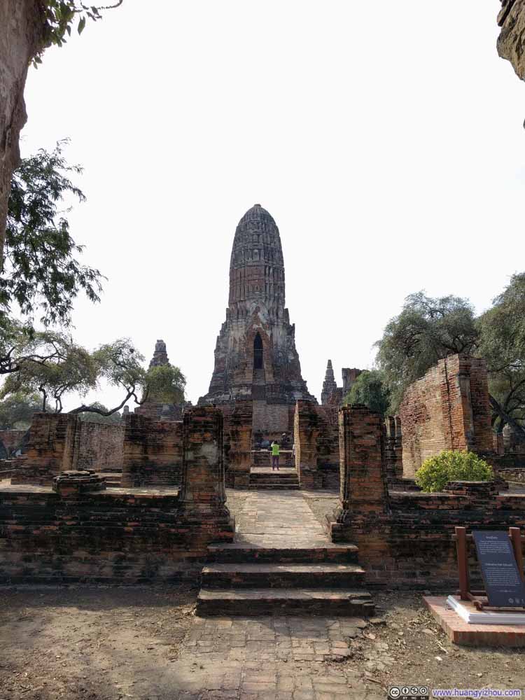 这是Wat Phra Ram的后门