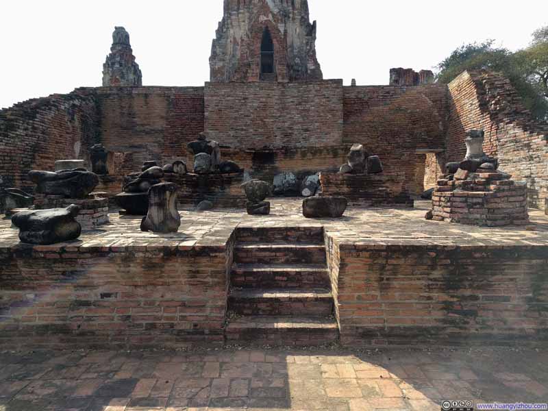 Wat Phra Ram里一个曾经放满佛像的殿堂