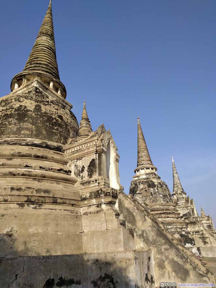 Wat Phra Si Sanphet内被修复的三座舍利塔