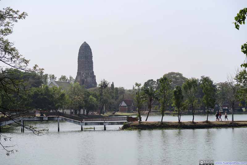 从Rama Public Park里可以看到Wat Phra Ram的主塔