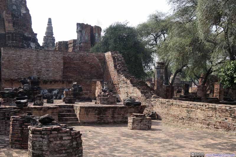 Wat Phra Ram里一个曾经放满佛像的殿堂