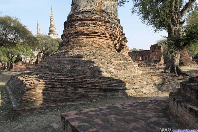 Wat Phra Si Sanphet内有一些佛塔沉降也非常厉害