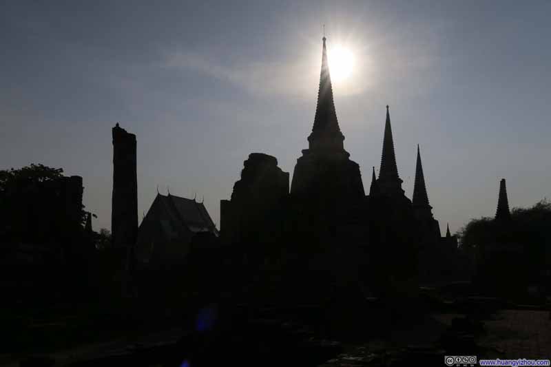 When shot against the sun, Wat Phra Si Sanphet hardly looked like ruins