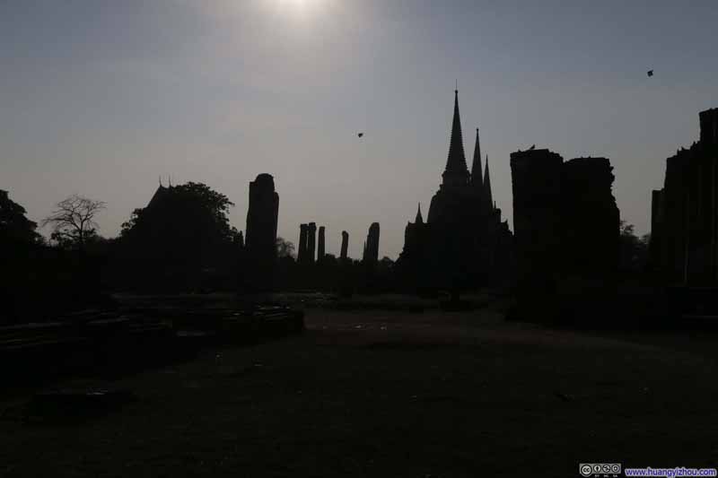 When shot against the sun, Wat Phra Si Sanphet hardly looked like ruins