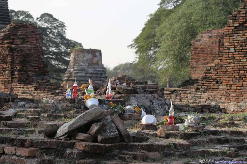 Wat Phra Si Sanphet内，猜测是今人的贡品，居然很贴心地为饮料提供的吸管