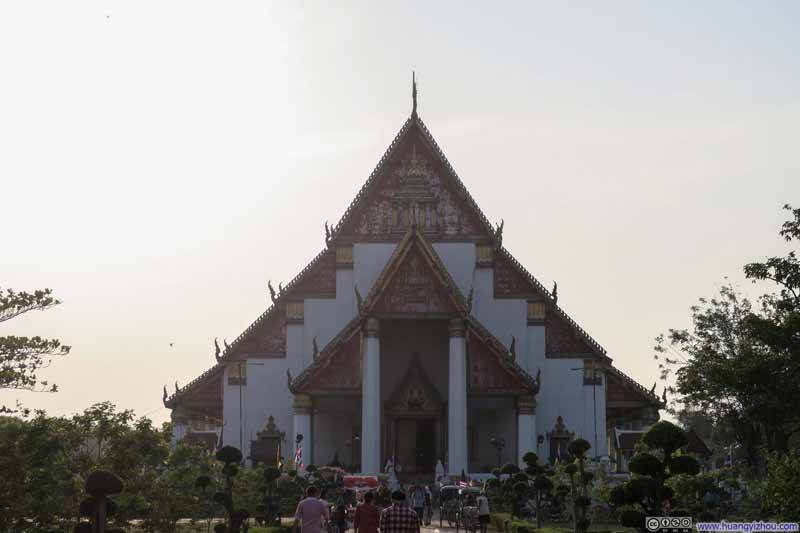 Wat Phra Si Sanphet旁边的寺庙（Vihara Phra Mongkhon Bophit），香火看上去很不错。