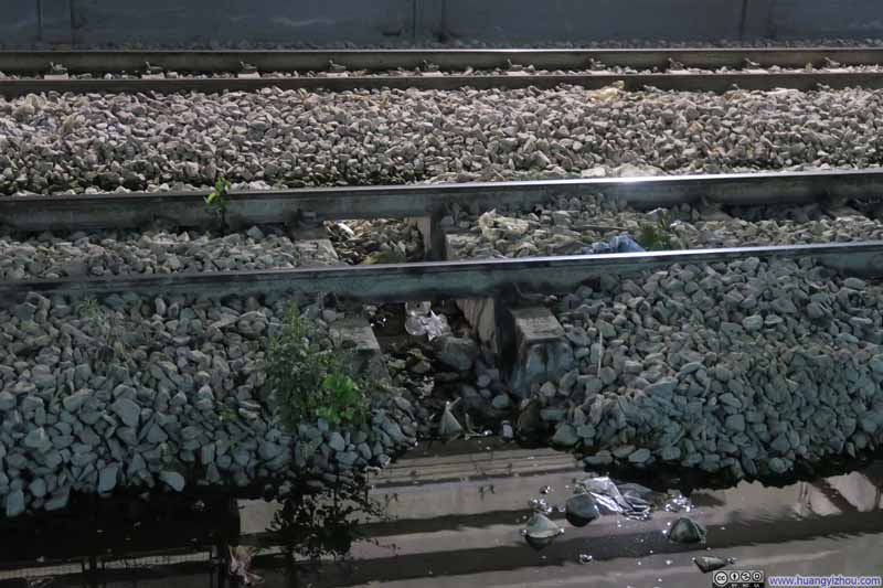 以及发现了这（快废弃的）铁路线居然有一小段沙石被掏空了