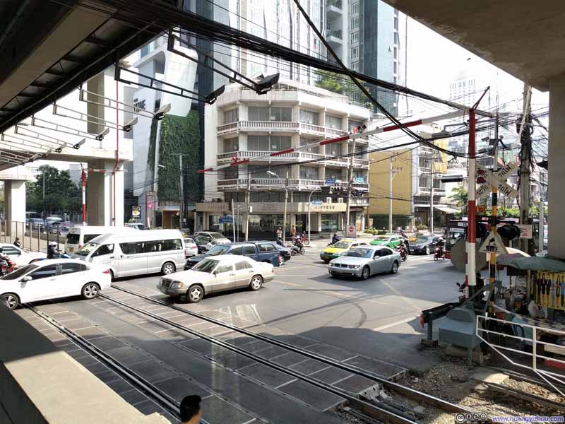机场快轨下的街道