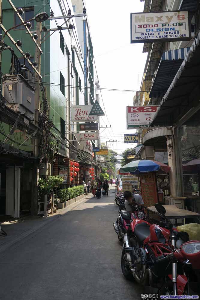 这是酒店附近,客栈云集的小巷
