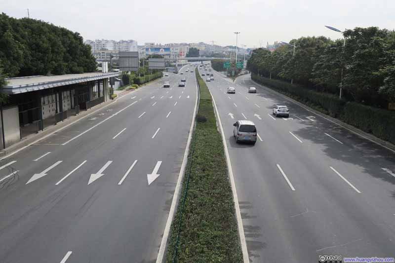 跨越高崎机场外的成功大道，因为前面一个地下通道在施工所以绕了一点路