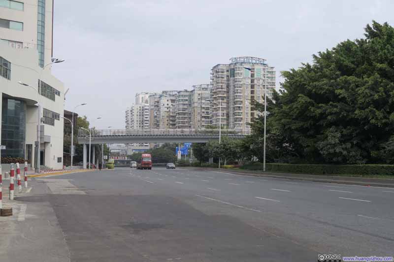 东渡路上，离市中心还有一些距离，车还不是很多