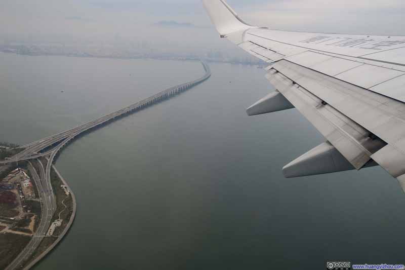 前面环岛主道连接集美的跨海大桥