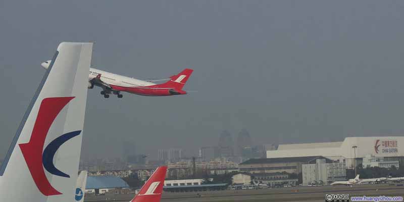 上海航空的333起飞,被东航的唯一挡了一半