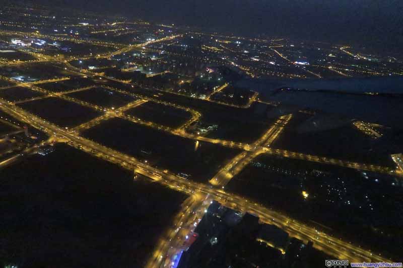 虹桥机场北面的街道夜景