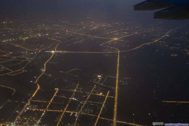 太仓市,中间黑的一块是被城市包围的农田