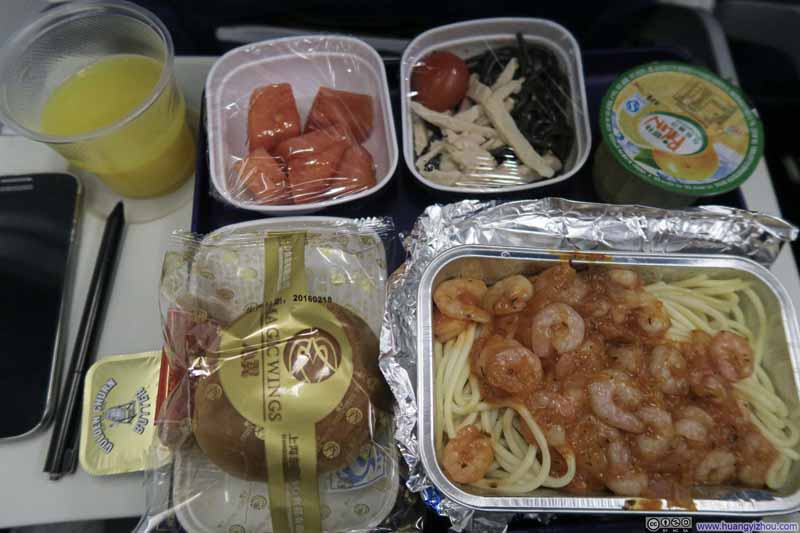东航京沪线的配餐真的不错,用餐盘上这一点至少可以把其他航线比下去了。这个“海鲜面”里的虾仁。。