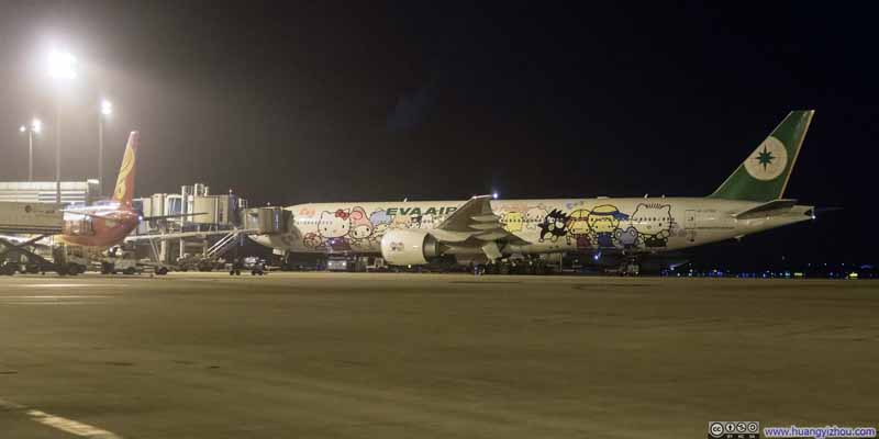 当天停在国际楼的长荣77W Hello Kitty