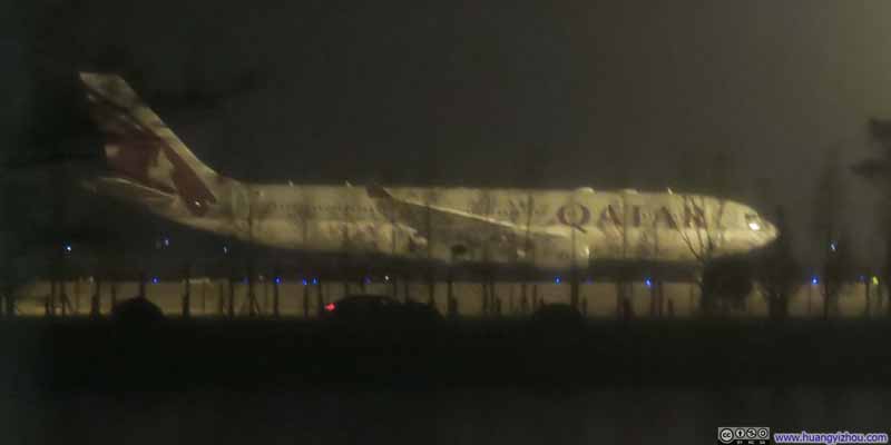 在机场大巴上看到的,停在远机位的Qatar 332