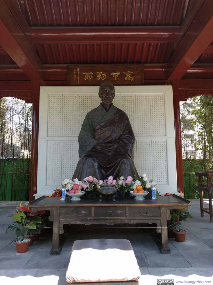 李叔同故居里面的雕像（仔细看了一下旁边的牛奶，政府很贴心地混准备了中老年人专用牛奶）