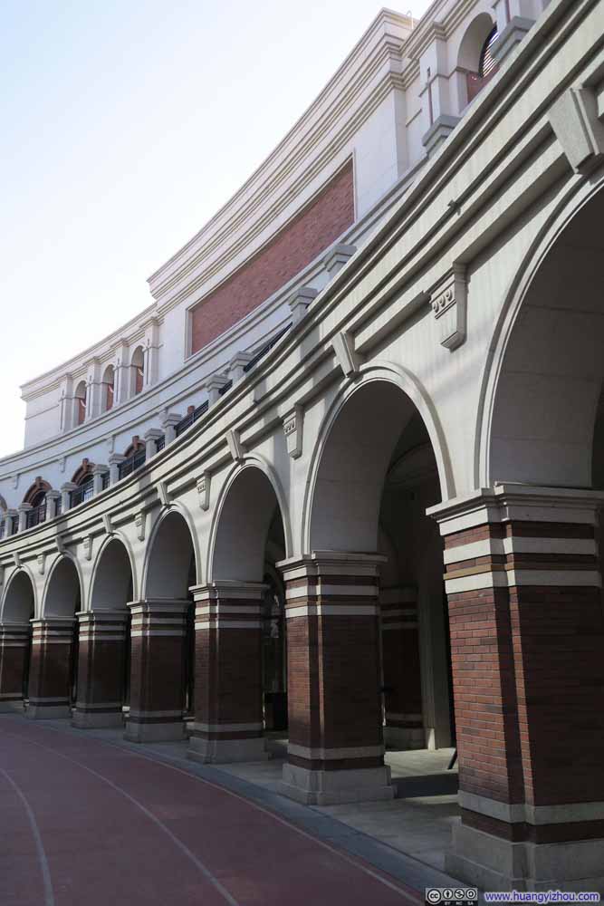 民园体育场，这些石柱后面是大小不一的商店