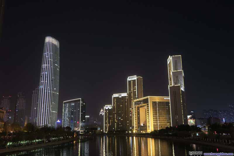海河沿岸的CBD，于夜晚