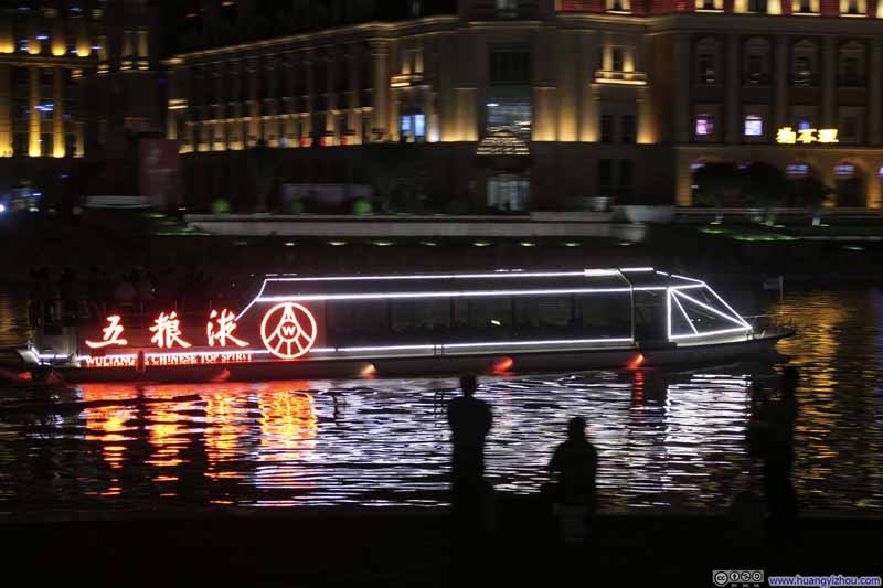 海河上各种被冠名赞助的游船