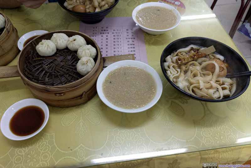 在火车站旁边的一家小店里吃了早饭。左边的“杭州小笼包”同行的小伙伴表示味道非常奇怪，右边的刀削面我们都表示咸死了，只有中间我从来都不吃的小米粥还算正常。