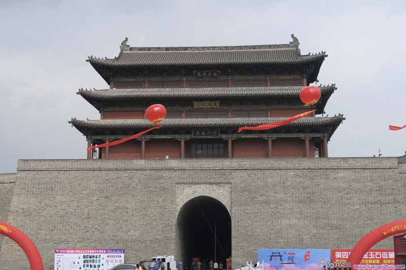 大同的东城门（然并卵，门外是护城河，没有桥）。在这种场合下搞玉石收藏会一看就是诈骗。