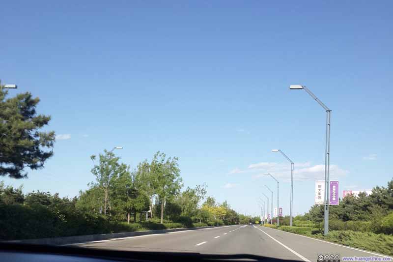去大同机场的出租车，马上要和大同这也不多见的蓝天说再见了。