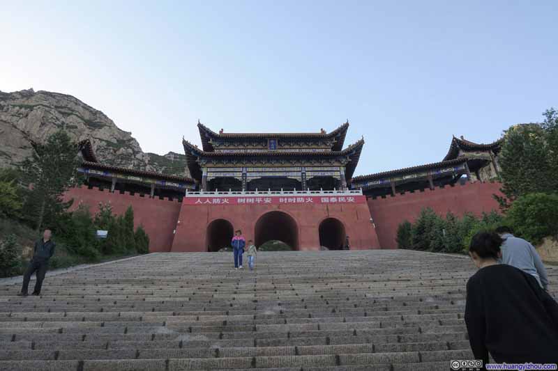 恒山红门，附近不乏晨练的居民
