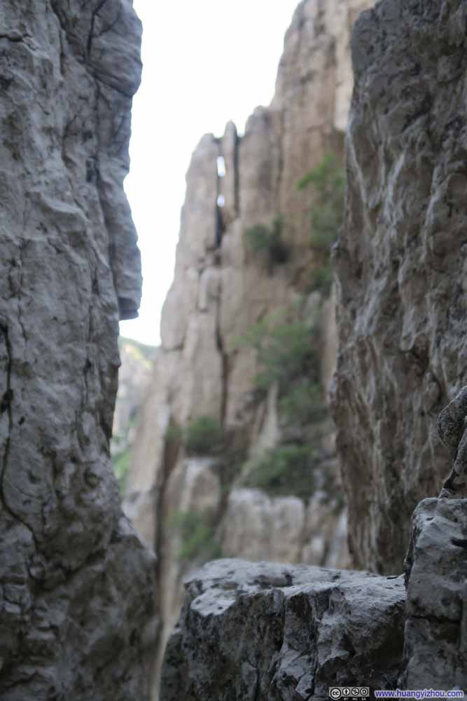 恒山后山，这应该是一个叫做“一线天”的地方（其实不是特别窄）