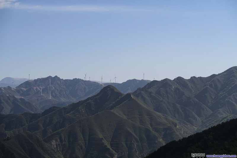 远处的风力发电机，但感觉这改变不了山西作为煤矿大省的局面