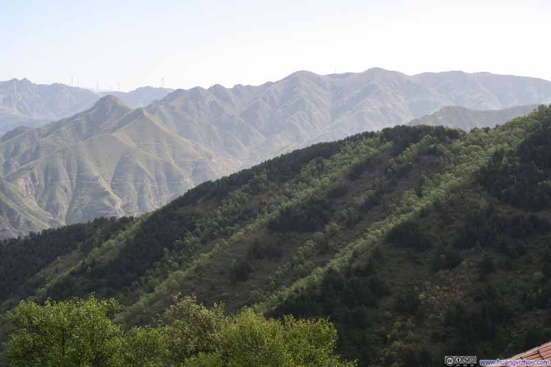 旁边山坡绿意盎然且有层次感