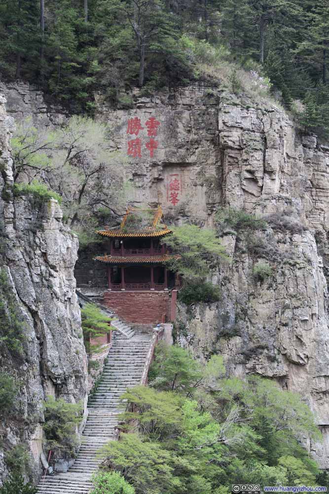 远处，一暂时没有开放的寺庙
