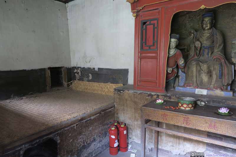 悬空寺内部，发现佛像旁边就是古僧人的卧房（估计地方小没办法）