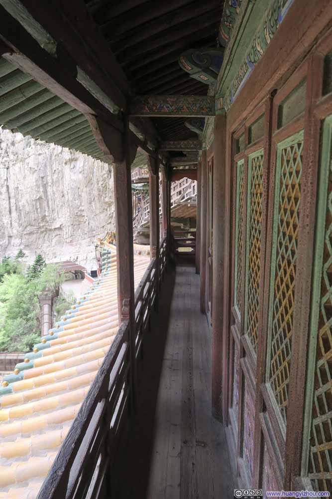 悬空寺的走廊并不宽敞，所以景区制定了单行路线