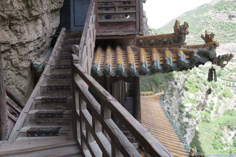 悬空寺两楼之间的楼梯，其实非常狭窄