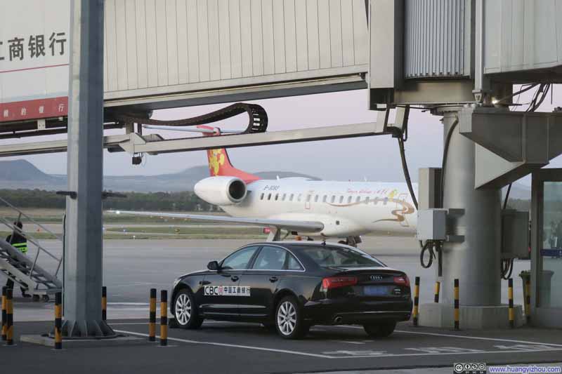 天津航空,E145。以及搞不懂A6难道是这种小机场的贵宾车,那为什么要挂工商银行的广告?