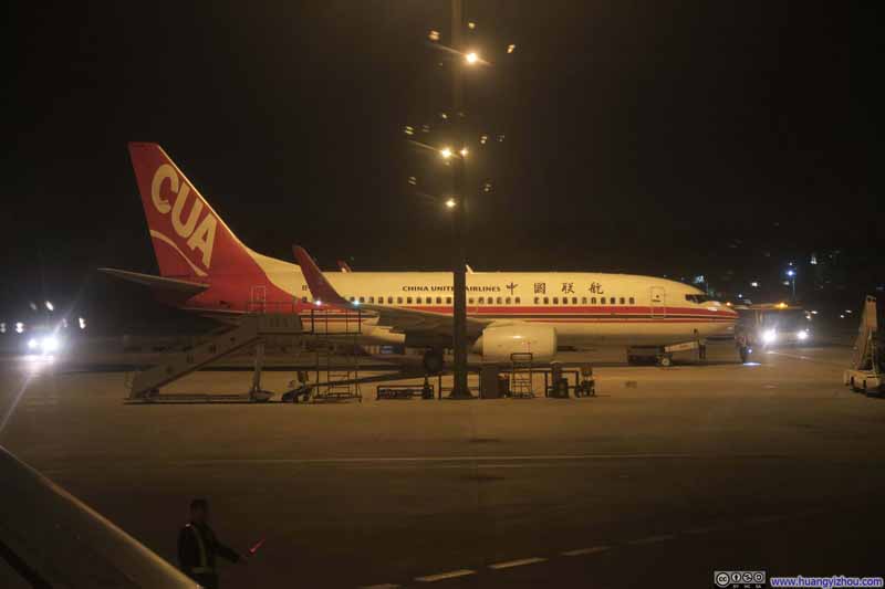 停在同样的737-700(但有小翼)旁