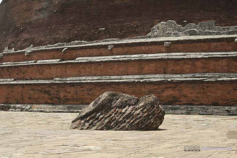 Jethawanaramaya佛塔周围散落的石块