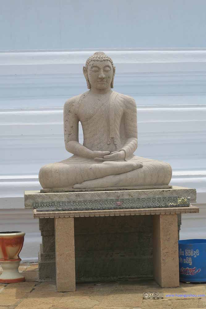Buddha Statue under Mirisawetiya Stupa