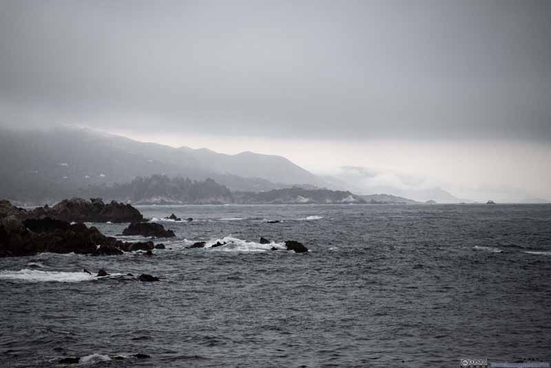 远处浓雾中的海岸