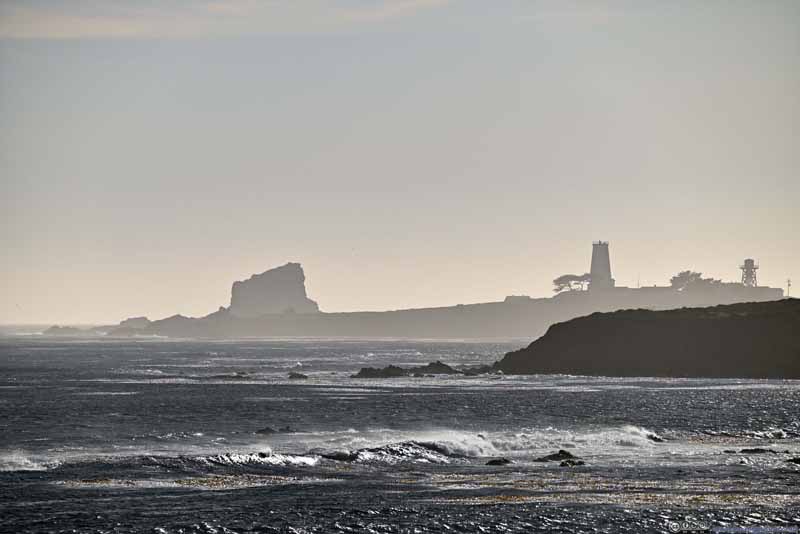 远处 Piedras Blancas 灯塔的轮廓