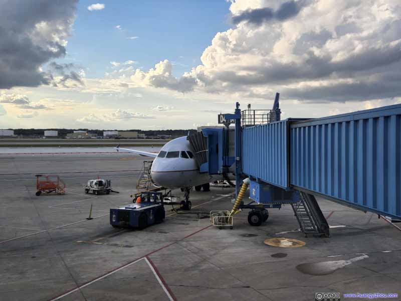 United Airlines A320 (N4901U) At Gate