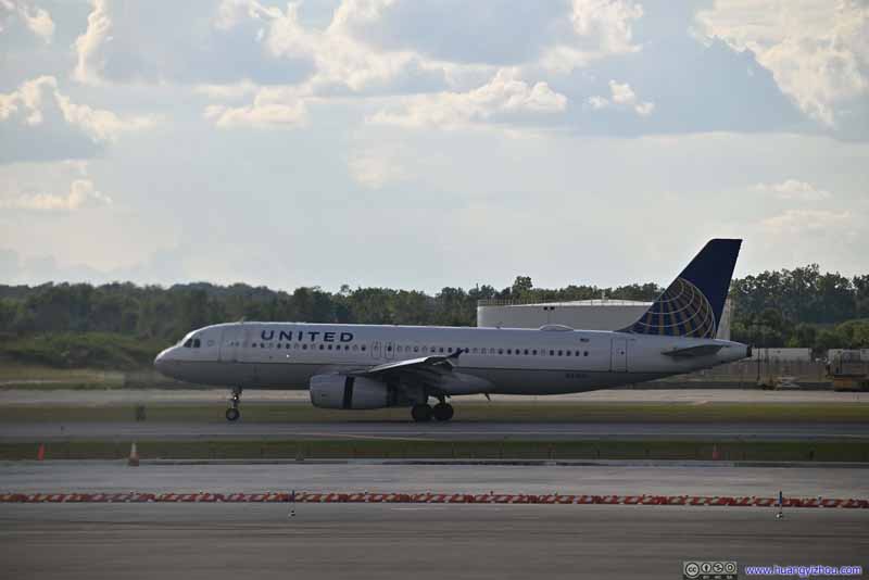 United Airlines A320 (N4901U) Landing