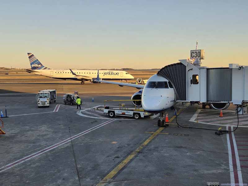 JetBlue ERJ190 at Gate