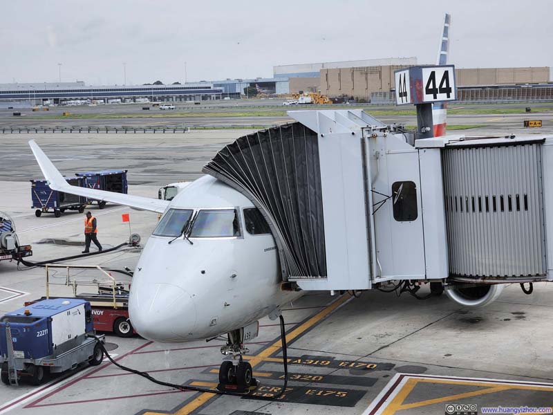 American Eagle ERJ175 (N439YX)