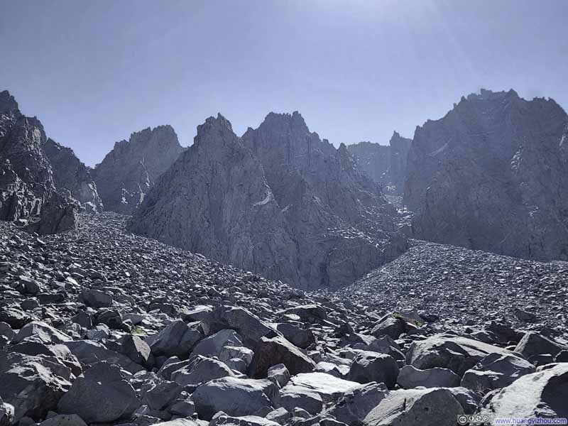 Boulders and Talus along Cloudripper's Western Face