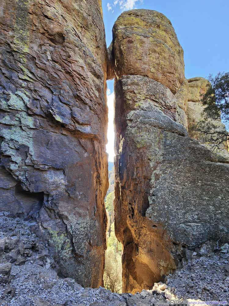 Narrow Gap between Hoodoos