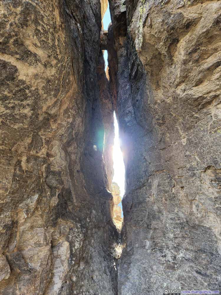 Narrow Gap between Hoodoos